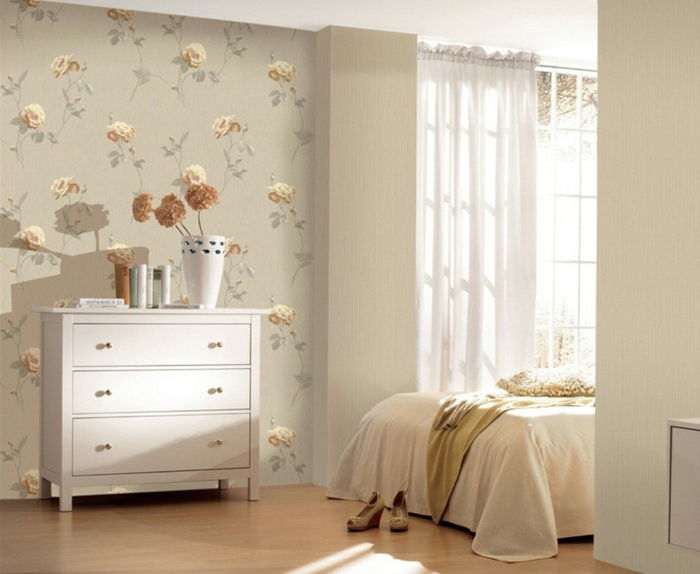 Dormitor tapet maro-gri flori