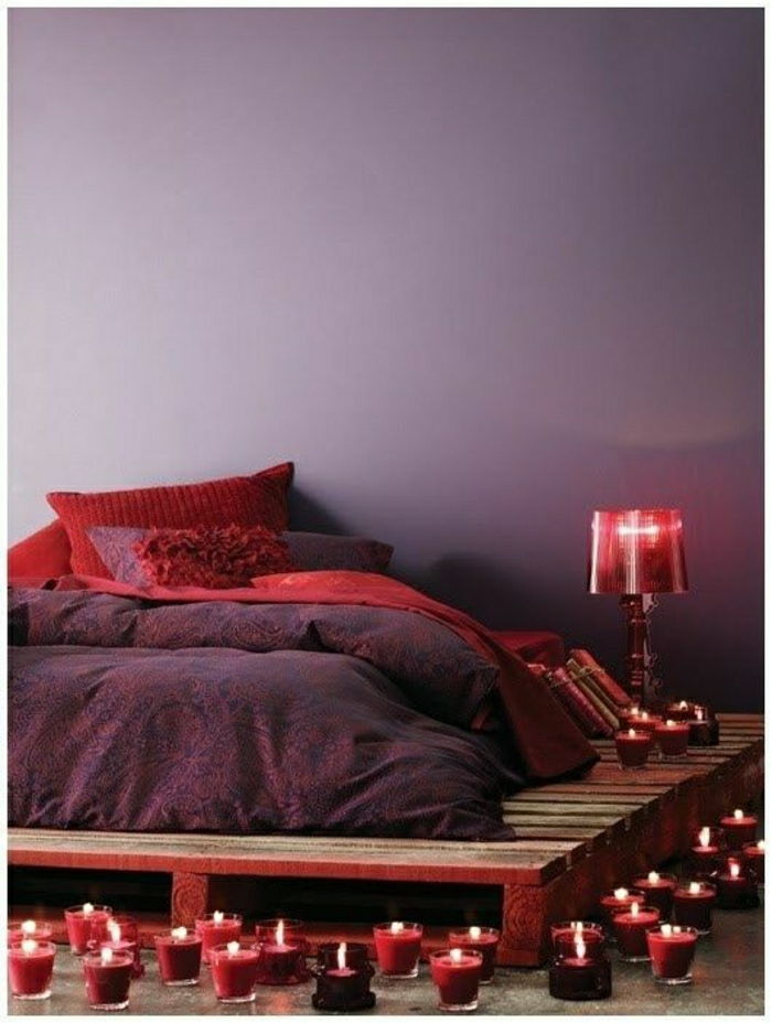 Dormitor atractiv violet-roșu Pat pernă lumânare pat paleți lampă de noptieră cadru