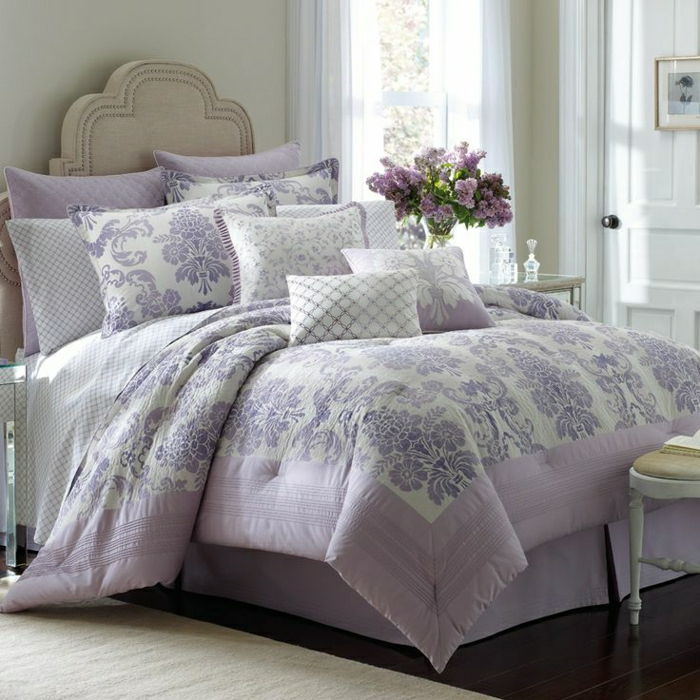 Soverom elegant seng beige Bedding Lavendel Hvite gardiner Lilac