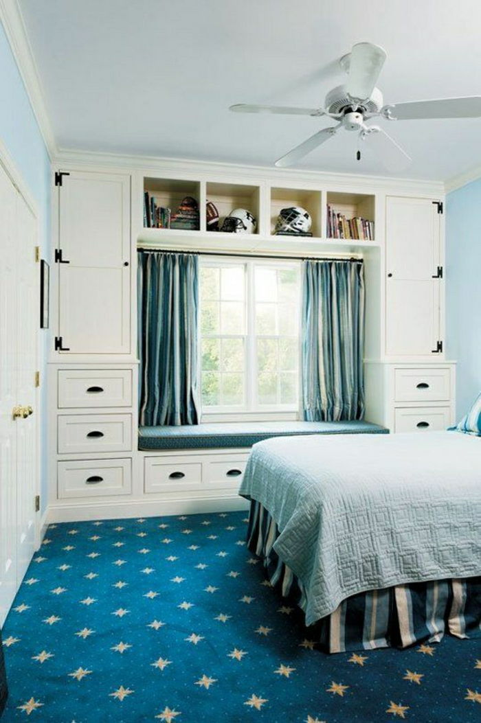 Camera da letto elegante tenda di design-blu assestamento tappeto di piccole Fenszter-bianco guardaroba