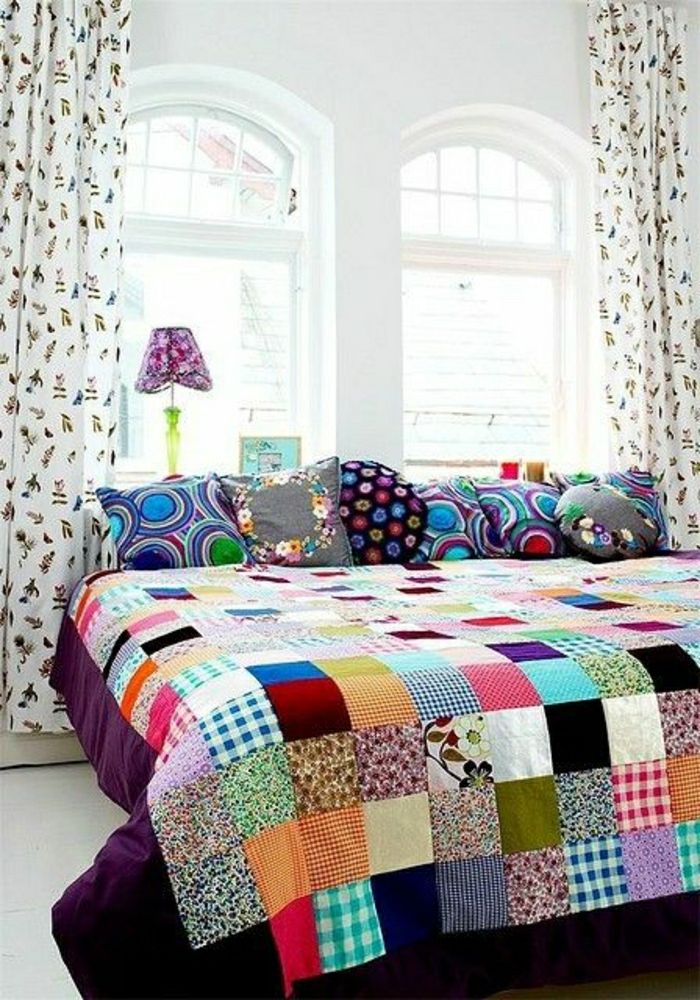Slaapkamer groot bed quilt patchwork kleurrijke kussens