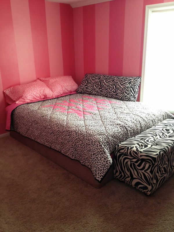 Spálňa-in-ružové farebné tapety