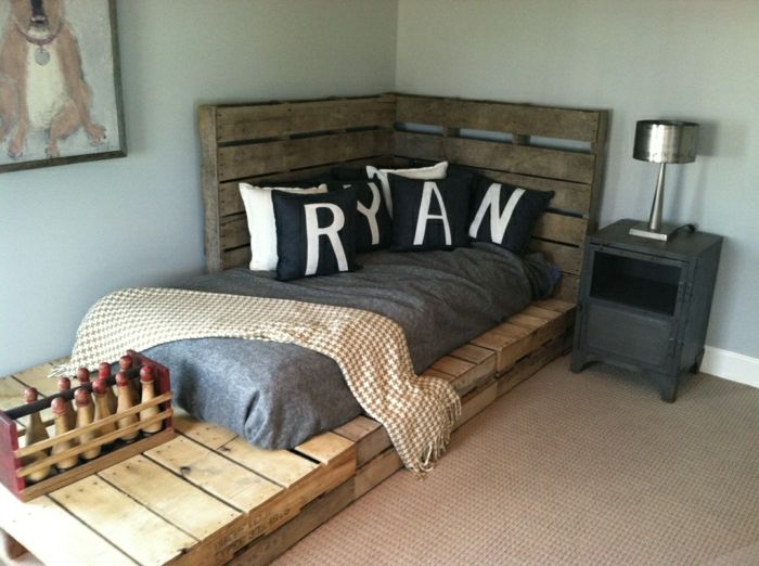 Spalnica minimalistično postavitev-temno barvno postelja iz palet