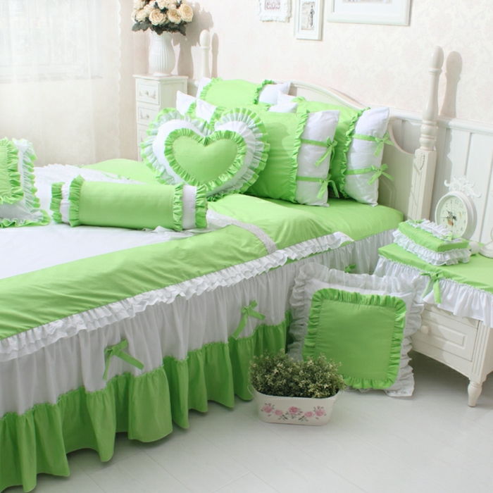 Spálňa romantický-design-bielo-zelené srdce vankúše ošumělý-chic štýle pásky
