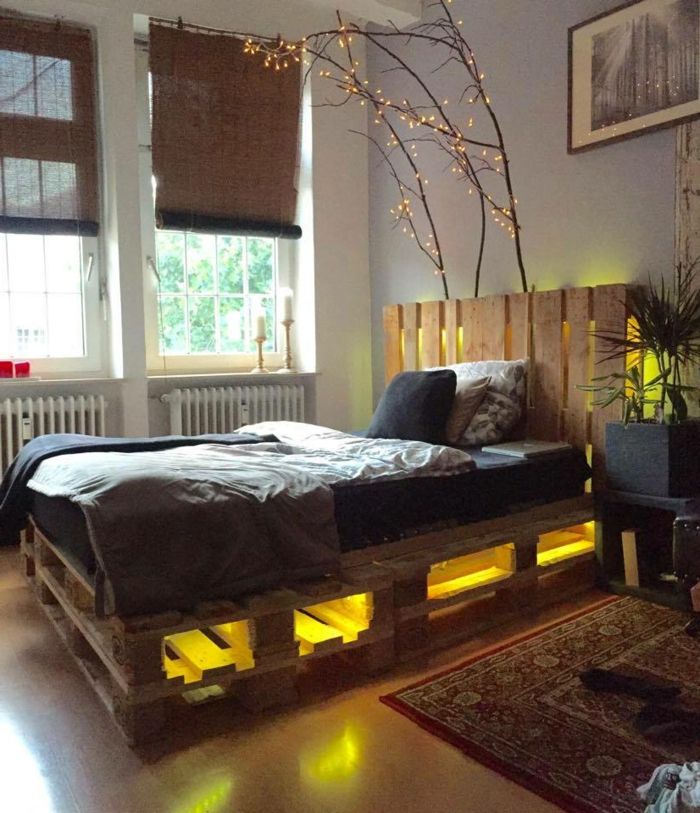Slaapkamer eenvoudig interieur bed-of-pallets Euro-binnenverlichting Yellow Light decoratieve takken