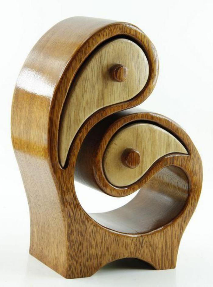 Smyckeskrin i trä med Ying Yang Design