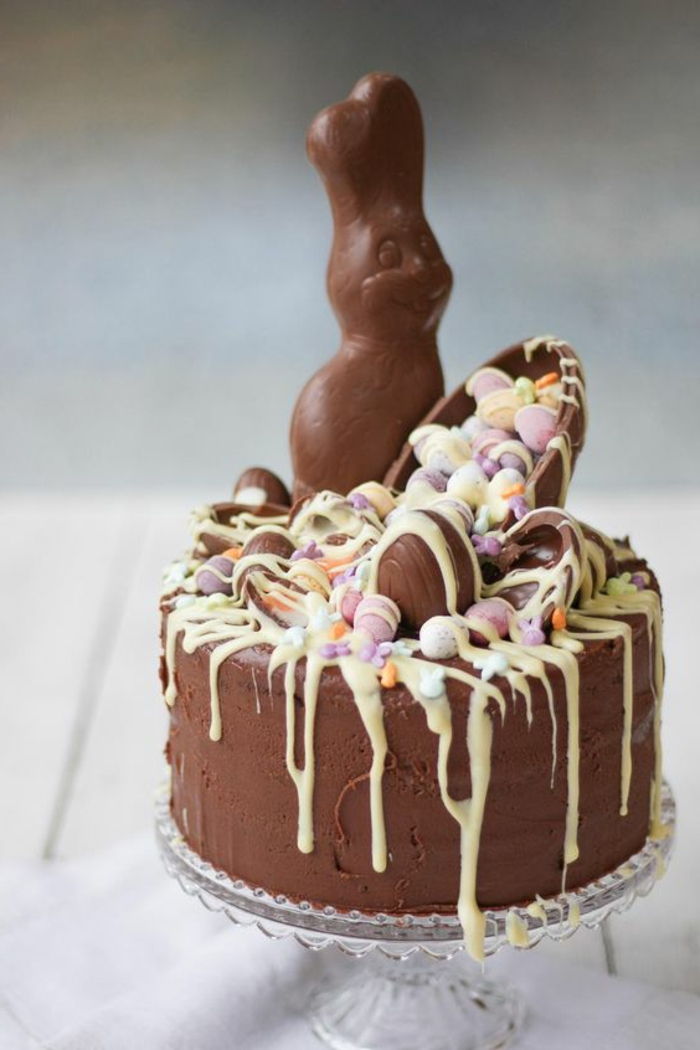Wielkanocne króliczki ozdabiają wielkanocne ciasto czekoladowe