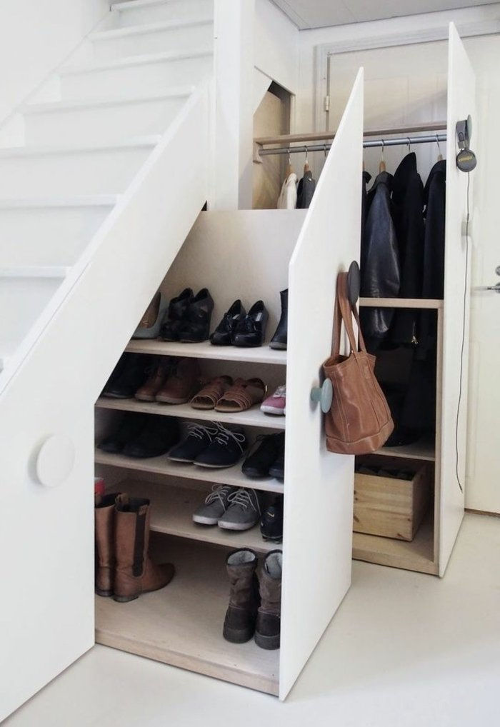 Čevlje stojala-under-the-stopnicah-praktična ideja
