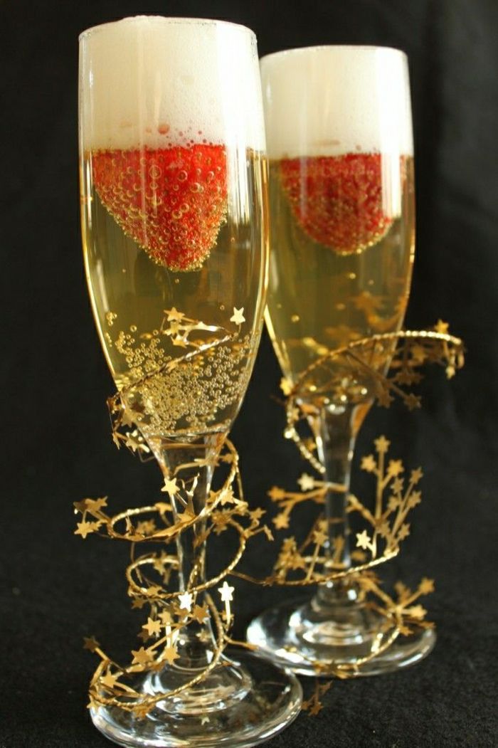 taças de champanhe e morangos champanhe decoração espiral estrela