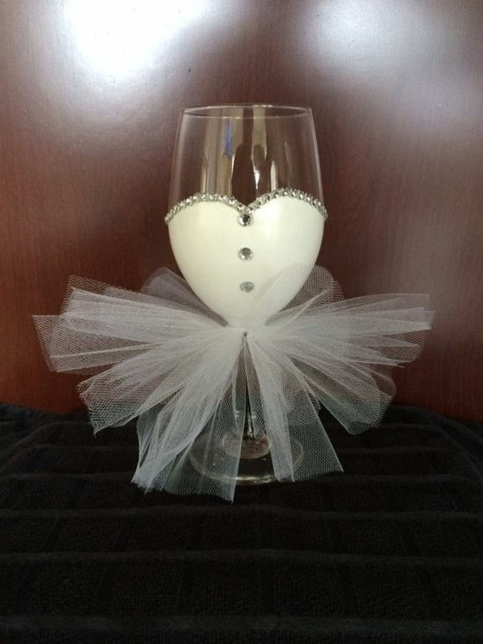 Champagneglas med-flörtig dekoration lämpar sig-för-bröllop