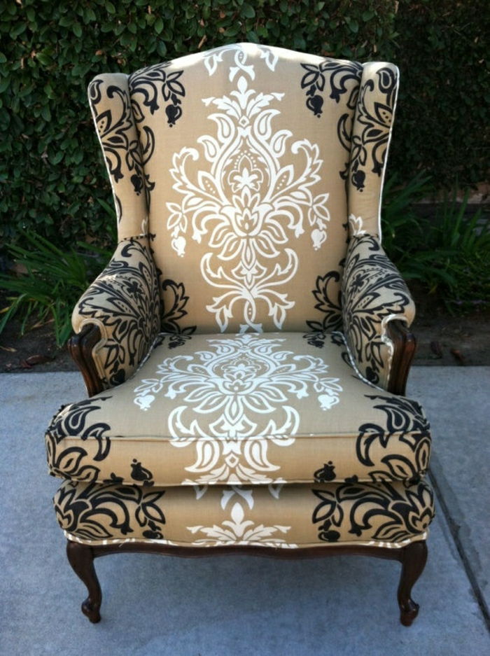 Kėdė-smėlio-pagrindas-juoda-balta apdaila baroko stiliaus elegantiška ir aristokratiška