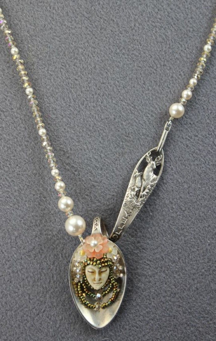 silver bestick-juveler-från-bent-Loeffel-med-glas-pärl-och-gravyr-like-face