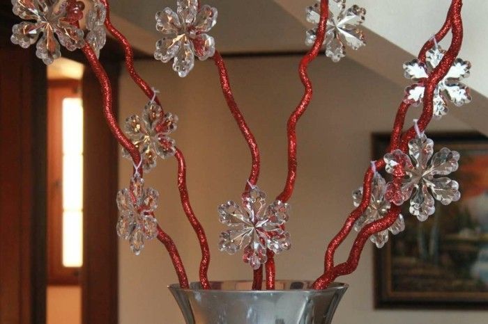 Gümüş düğün masa dekorasyonu kırmızı dalları ve kar taneleri