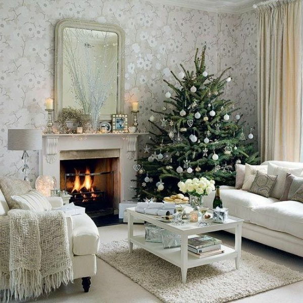 hvit juledekorasjon - hvit sofa og et juletre ved siden av det