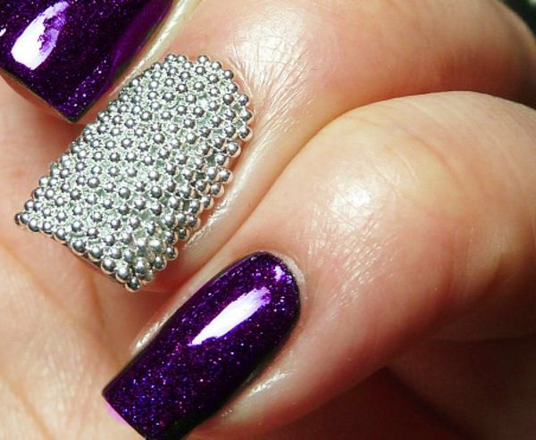 Argint-si-violet-caviar-nail-art