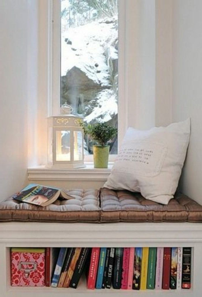 Obývačka-to-the-Fensterban-malú-bielo-vankúš-knihy