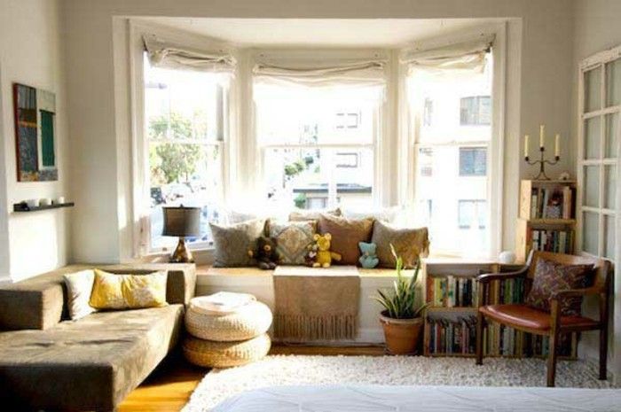 Obývačka-to-the-okná-s-vankúše