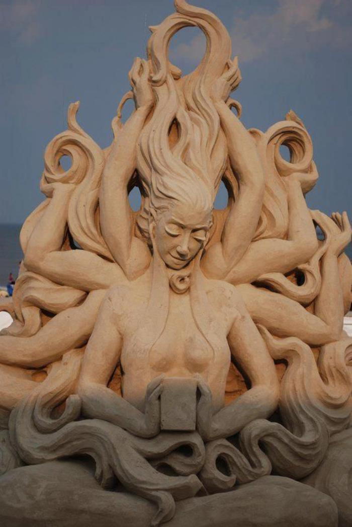 Skulptur av-mytiske vesener-laget fra sand