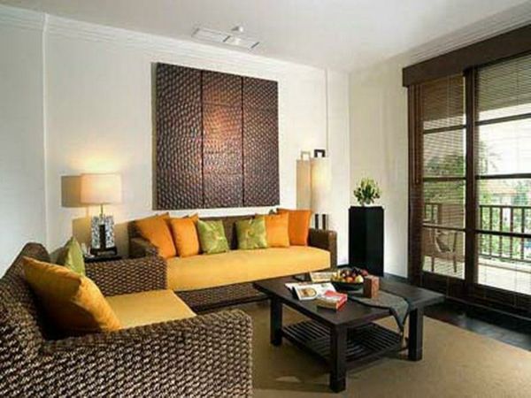 vardagsrum upprättat - soffa med oranslag kudde