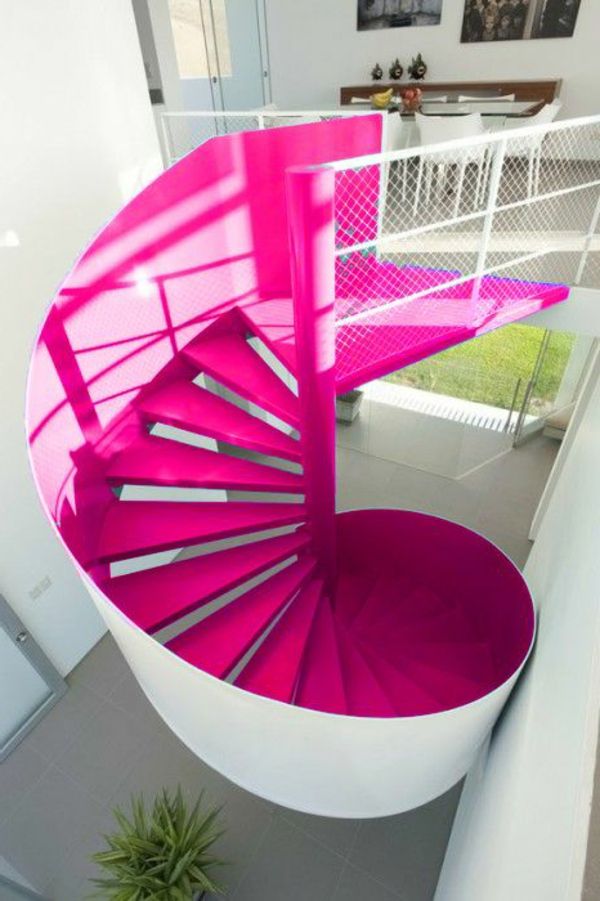 Spiral scara-in-roz-cu-un-design uimitor