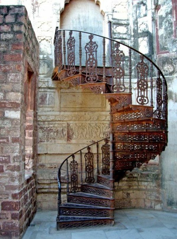 Spiral merdiven-ile-güzel-tasarım metal süs