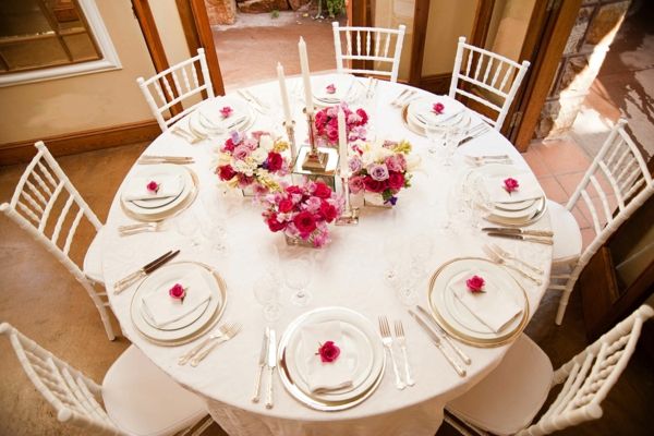 yay düğün masa-gül, kırmızı ve pembe-beyaz mumlar ve beyaz sandalyeler