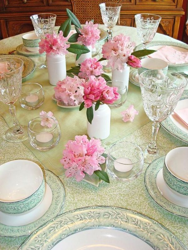 masa dekorasyonu-Yay-pembe-yeşil-masa örtüsü-gözlük ve beyaz vazo