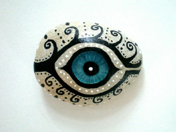 Stone håndmalt mystisk-onde øyne blå
