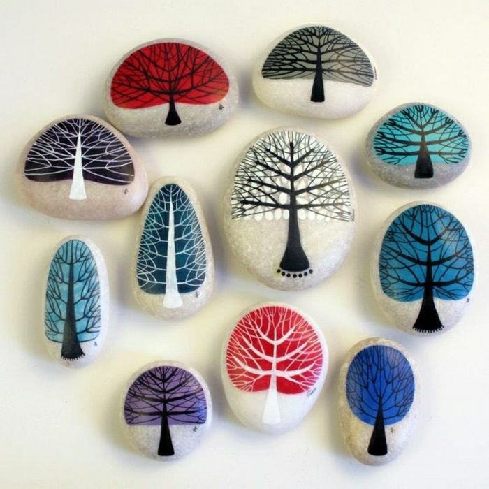 Taşlar boyalı ağaçlar Farklı renkleri çizimleri
