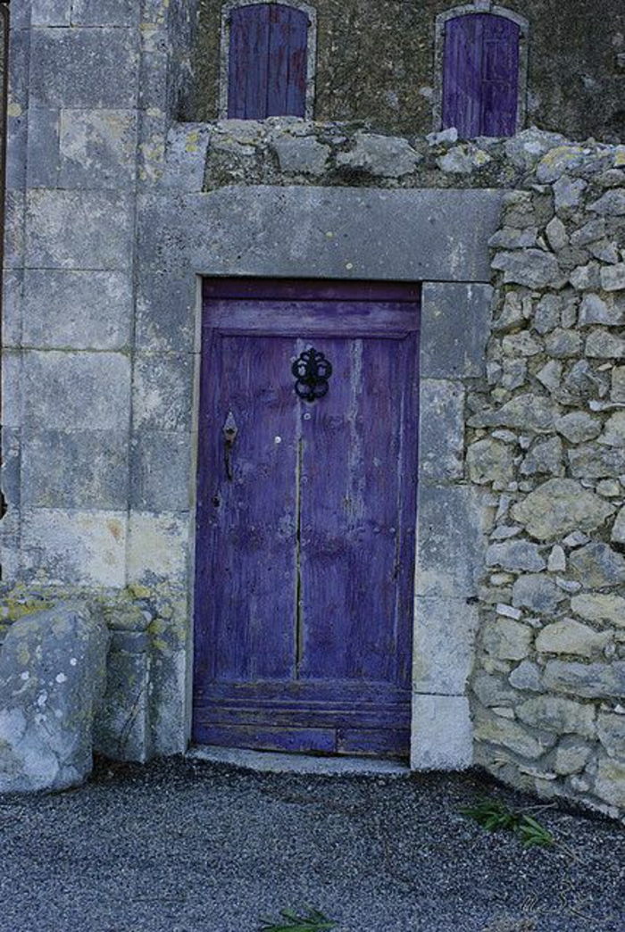 Mūrinis pastatas violetinė-durų metai-vintage žaliuzės