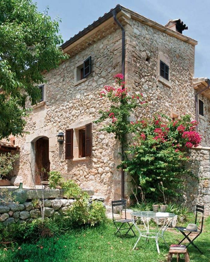Steinhaus Villa middelhavsstil hage-grønn-rosa blomst Stoler-smijern