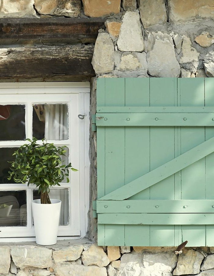 piccola finestra Muro di pietra infissi bianchi Vaso di scatto legno-fresco-colore verde