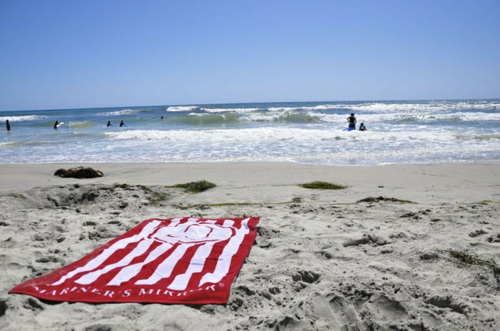 Beach-håndkle-rød-hvit-stripete Sand Sea
