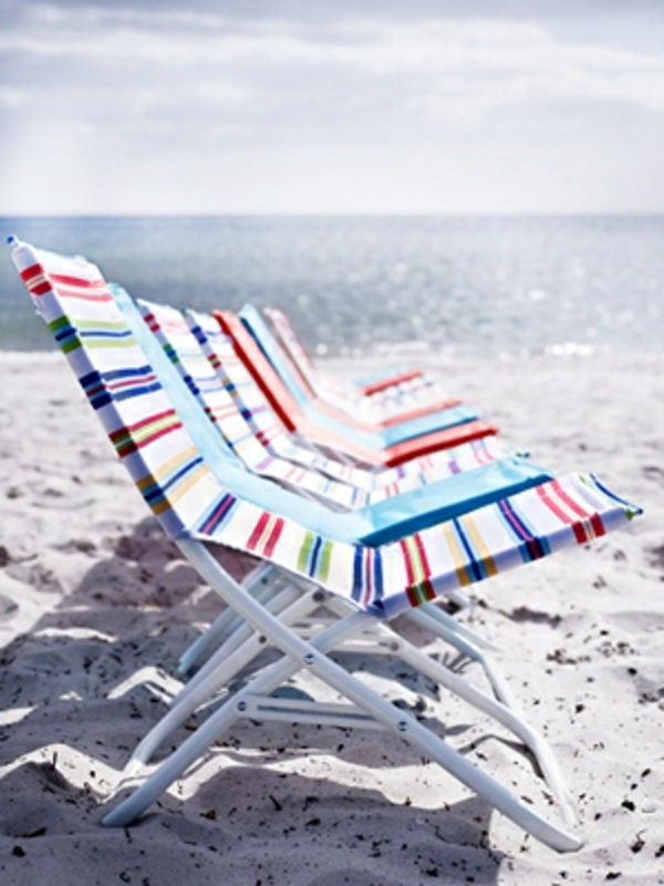 Plážová stolička Ikea farebná a slnečná pri mori