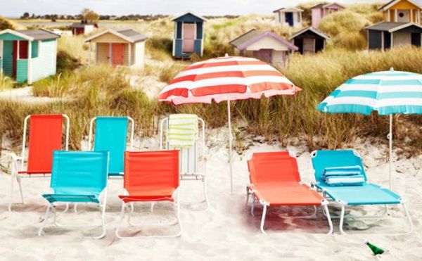 Plážové kreslá Ikea farebné stoličky s farebnými slnečníkmi