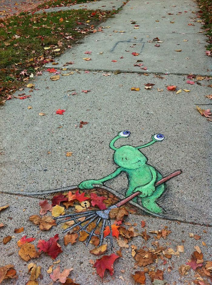 Drogowo-zielono-dziwne Critter pozostawia pędzel jesień