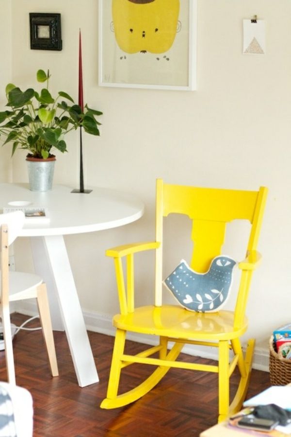 Chair-in-gul-farge-i-rommet