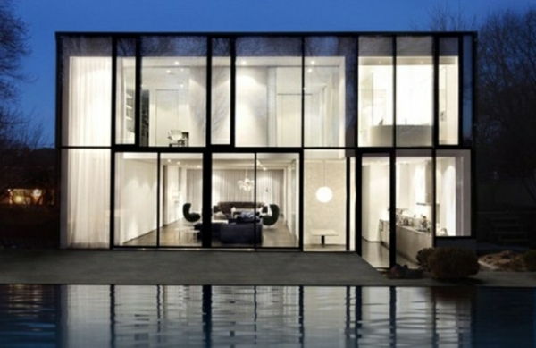 Bela hiša - steklene stene in velik bazen