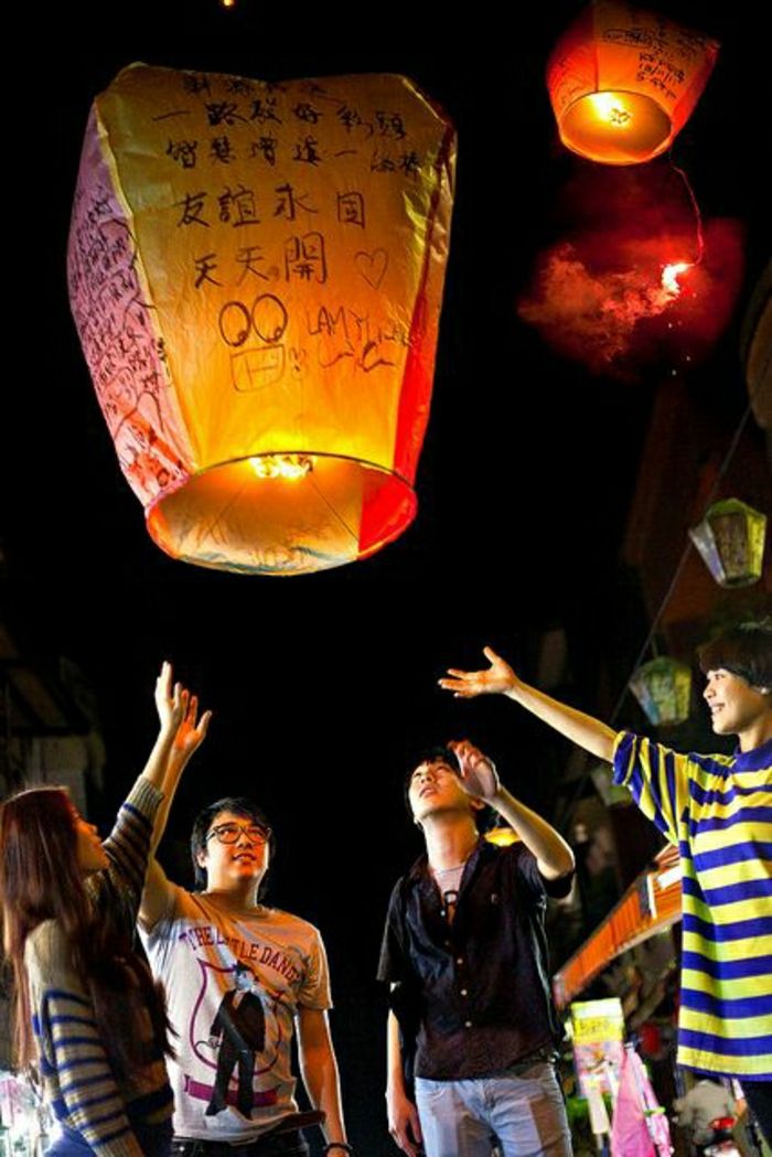 Taiwan mladé lietajúce lampióny