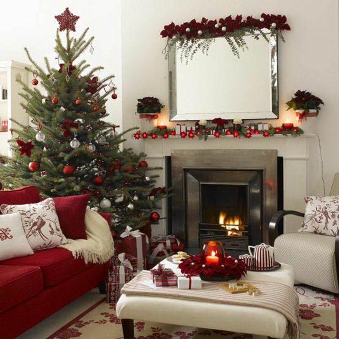 Tannenbaum-obývačka krb-červeno-vianočné ozdoby-červená pohovka