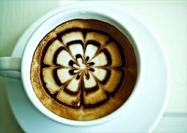 Ceașcă de cafea cu motive florale