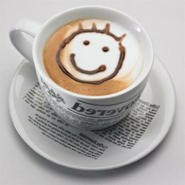 Ceașcă de cafea cu zâmbitoare față