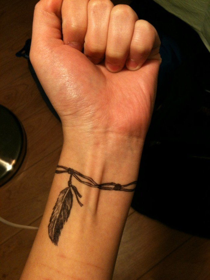 Tatuering på handleden Feather tatuering