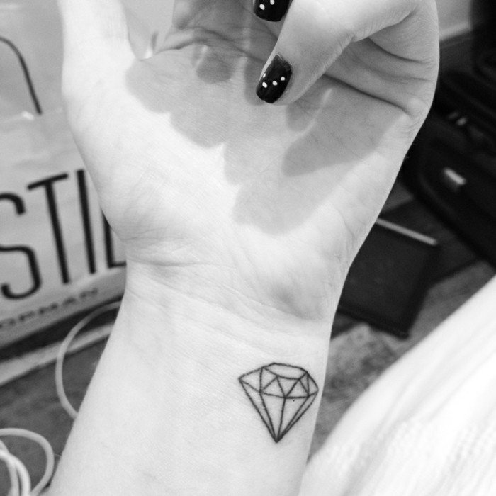 Tatoeage op de pols van de vrouw Tattoo Diamond