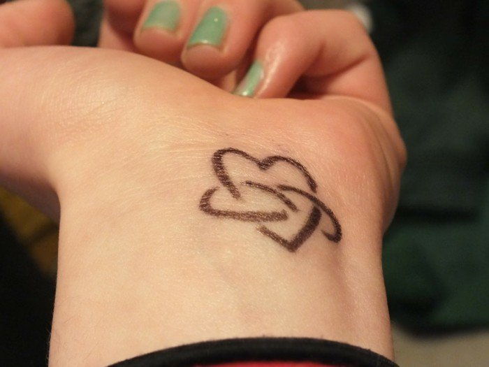 Tatuagem no pulso do coração do tatuagem