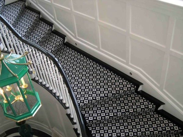 veľký koberec na schodoch čierno-bielom prevedení