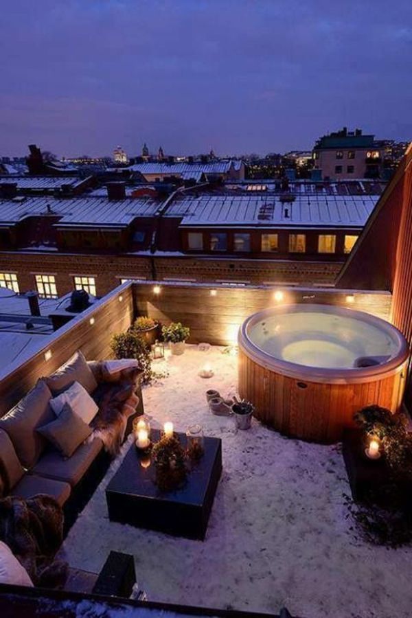 Terrasse-med-en-stor-jacuzzi