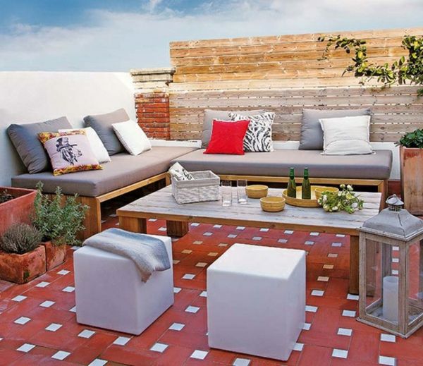 Terrazza-con-moderno-mobili-set-terrazza-on-the-tetto