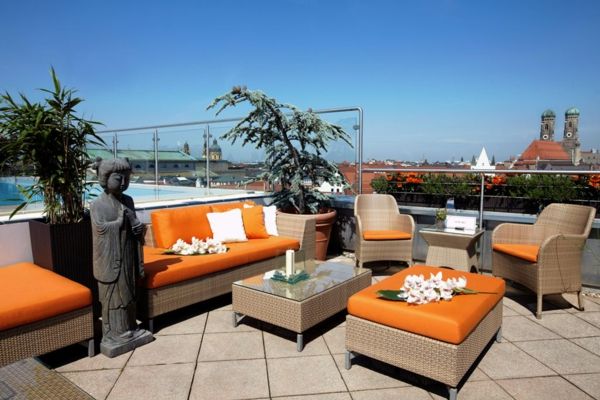 Terrazza-con-moderno-mobili-design-in-arancio