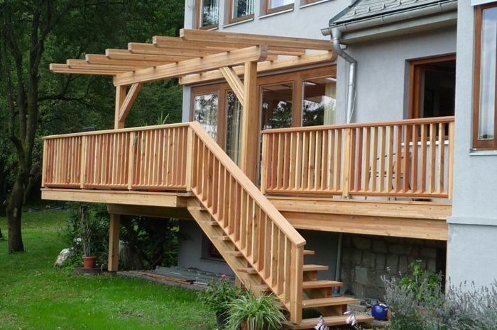 Tarasy i zadaszenia balkonowe drewniane schody zewnętrzne